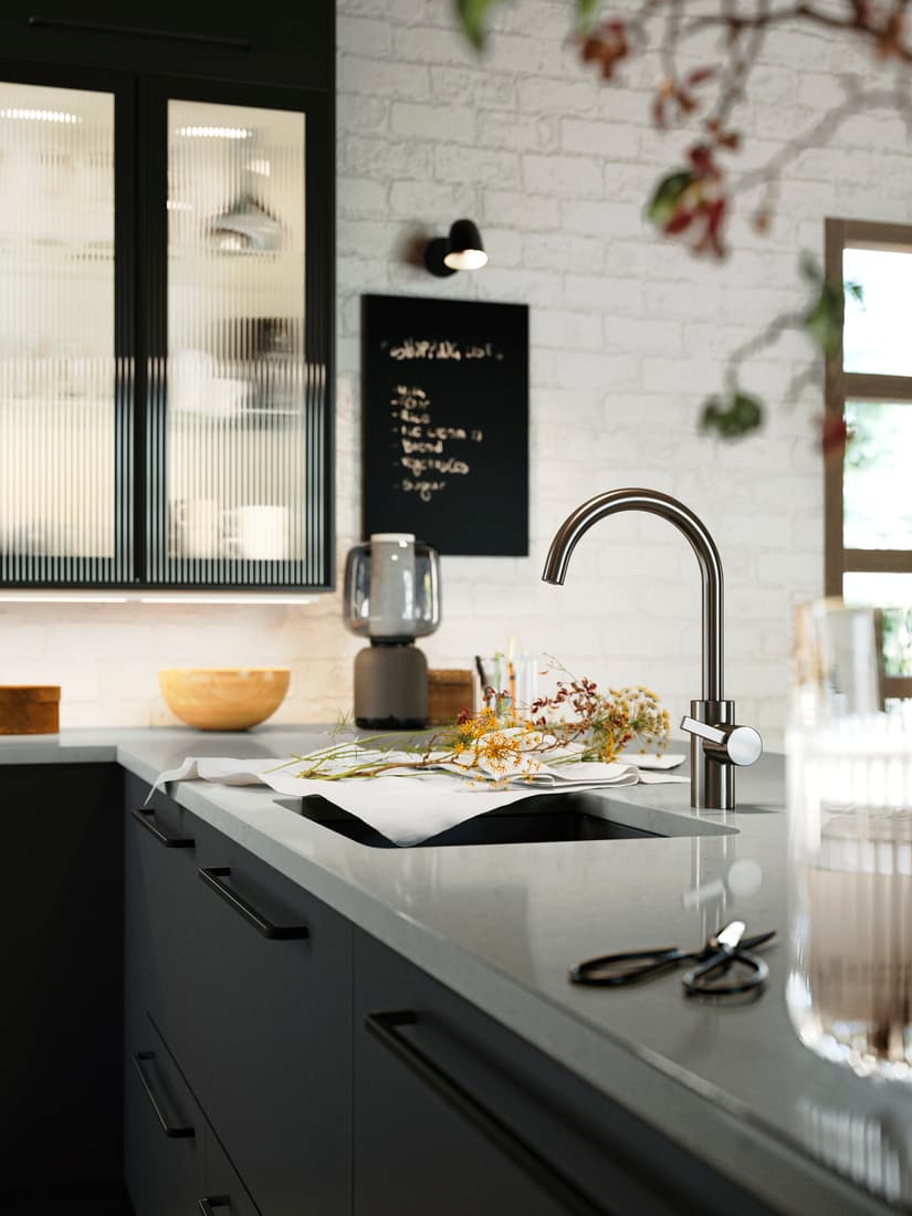 Keukeneiland met een glazend oppervlak.