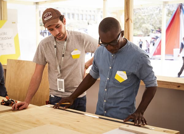 Kevin Gouriou e Issa Diabaté collaborano su dei progetti al festival del Design Indaba - IKEA