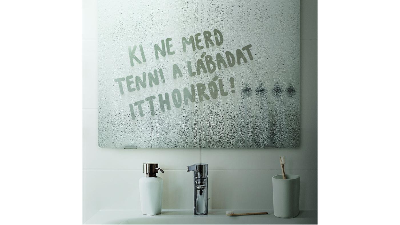 Ki ne merd tenni a lábadat otthonról! - felirat egy párás tükrön.