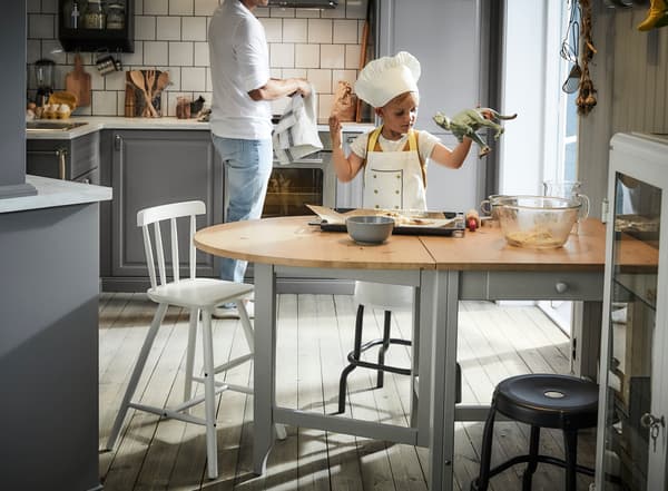 Kid preparing baking dough on GAMLEBY dinning table.