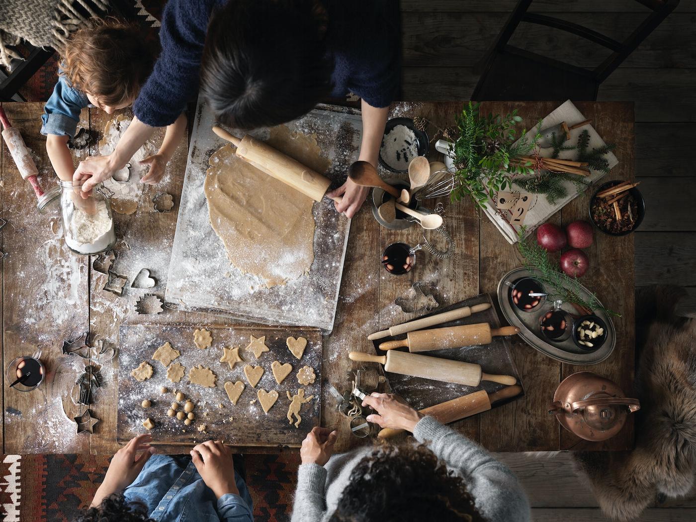 Kinder, die an einem Tisch Kekse backen.