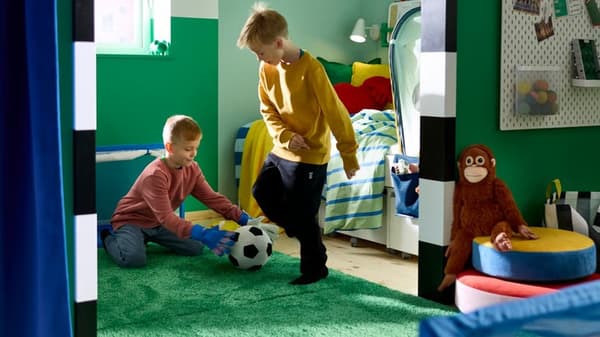 Kinder die Fussball spielen