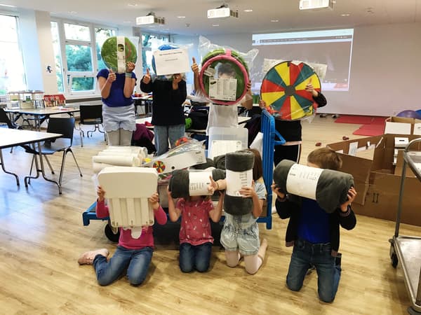 Kinder im Spital Baselland zeigen ihre neuen Spielsachen