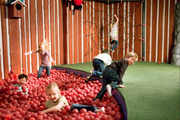 Kinder spielen in einem Bällebad im Småland bei IKEA