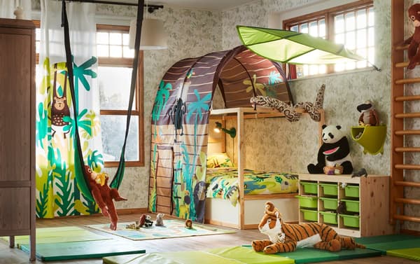 Kinderkamer in bruin en groen met safarithema, met KURA keerbaar bed en bedtent.