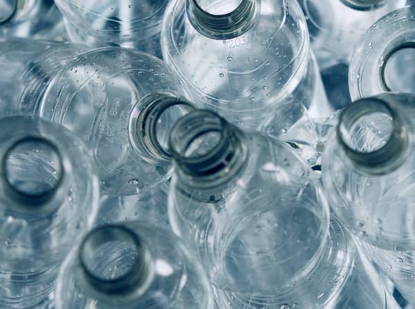 Kira-kira 25 setengah liter botol PET plastik yang dikitar semula digunakan untuk setiap bahagian depan dapur IKEA KUNGSBACKA.