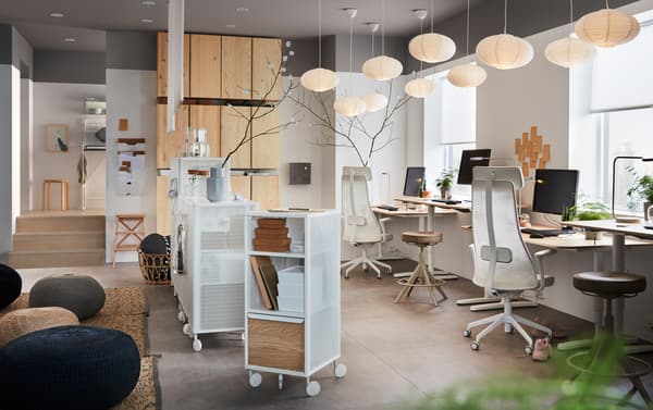 Kis otthoni iroda, ergonomikus IKEA JÄRVFJÄLLET forgószékekkel, IVAR fenyő tárolószekrényekkel és BEKANT fenyő furnér íróasztalokkal a modern megjelenésért.
