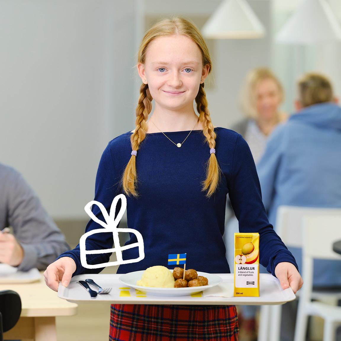 Kislány egy tálcával, amelyen egy svéd étterem gyermekmenüje található.