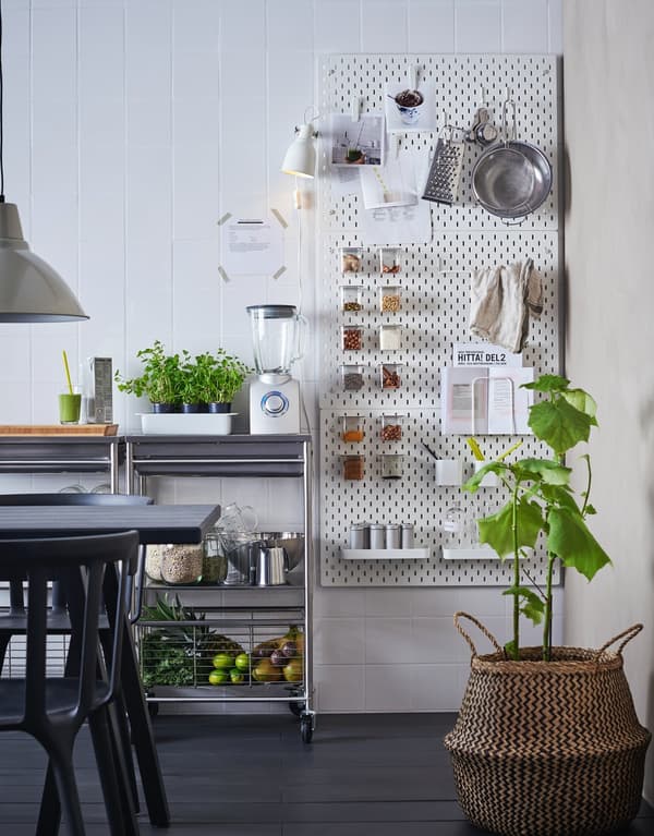 Kitchen organised with a perforated panel and a trolley