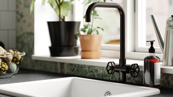 Kitchen taps & sinks
