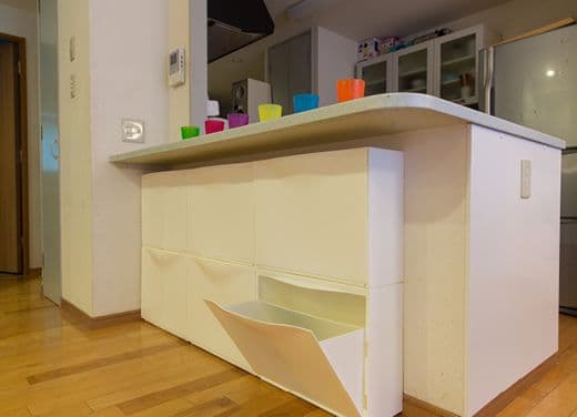 キッチンカウンターの下にトローネスキャビネットを入れてる