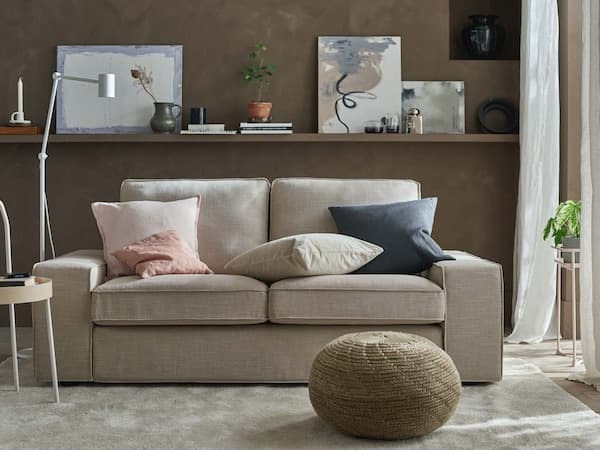 KIVIK Sofa in Beige in einem farblich abgestimmten Wohnzimmer.