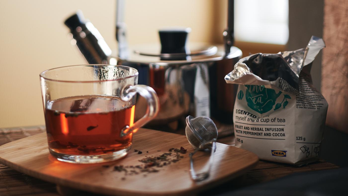 كل ما تحتاج إليه لاحتساء كوب ساخن من الشاي: غلاية ماء kettle ومصفاة لاقطة للشاي IDEALISK وكوب IKEA 365+ من الزجاج الشفاف.