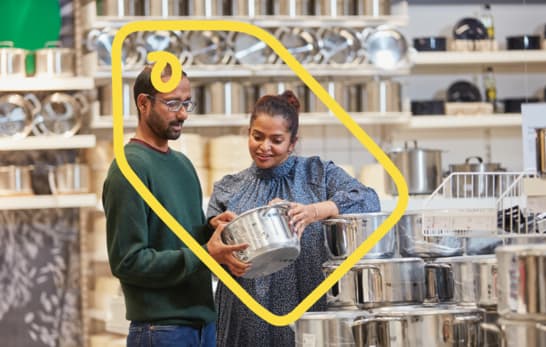 Klanten die kijken naar een pan