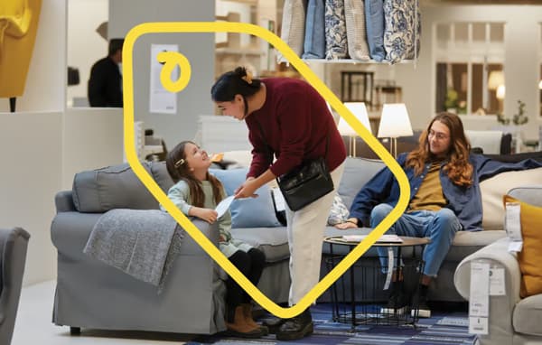 Klanten die op een bank zitten