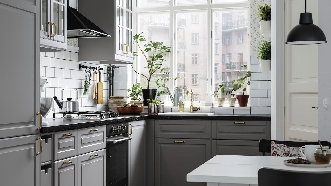 klasyczna kuchnia z szarymi meblami i biało-czarnymi dodatkami