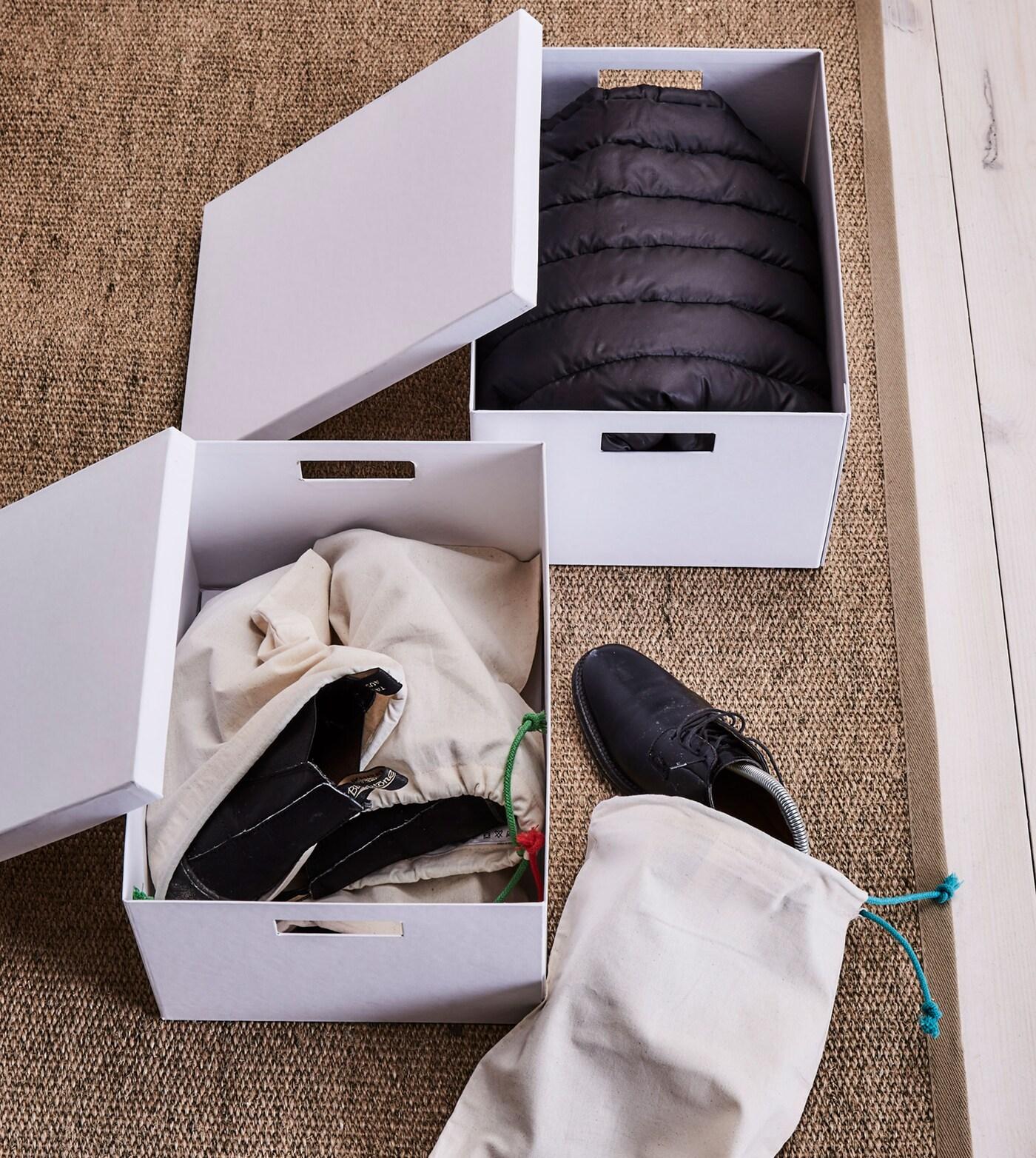 Kleidung und Schuhe lassen sich gut in Papierkästen aufbewahren, u. a. mit OMSORG Schuhspannern in verschiedenen Farben.