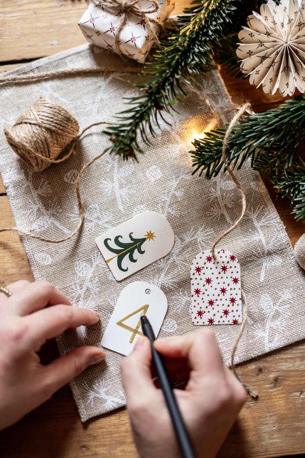 Kleien geschenkanhänger werden beschriftet.