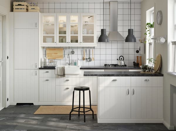 Kleine witte keuken met witte IKEA METOD keukenkasten en HITTARP vitrinedeuren voor een luchtige indruk