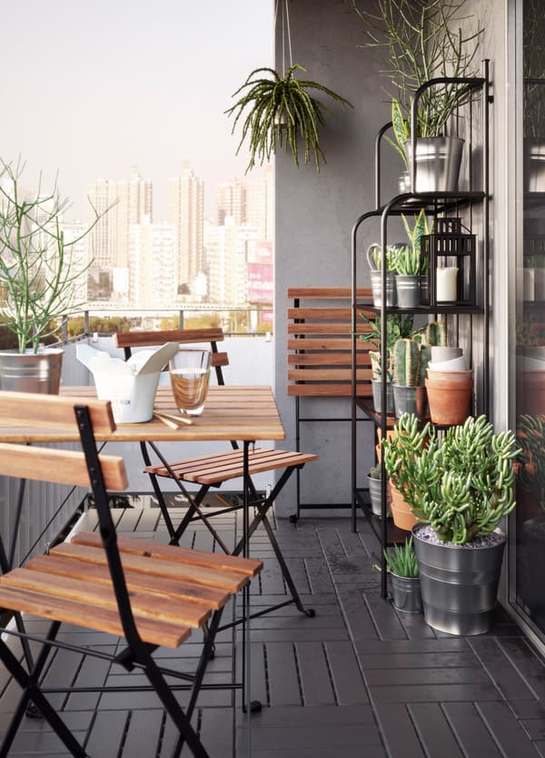 Kleiner Balkon mit TÄRNÖ Tisch & Stühlen, LÄCKO Regal, verschiedenen Pflanzen & Kakteen