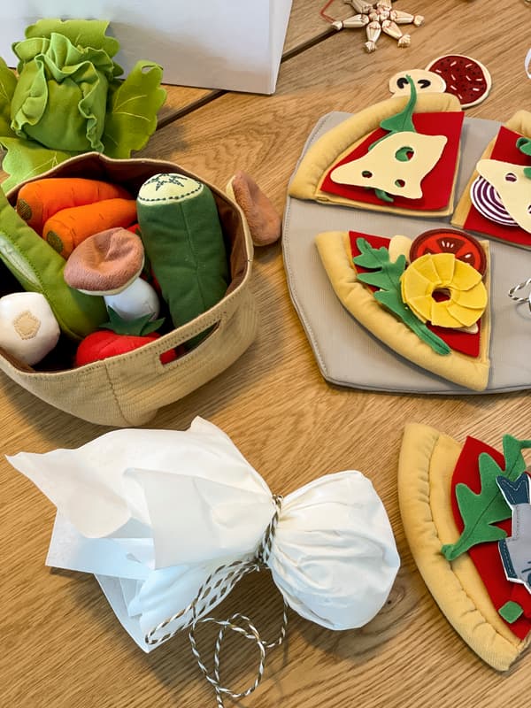 Kleines Päckchen aus dem Spielzeug in weißer Papierserviette gepackt. 
