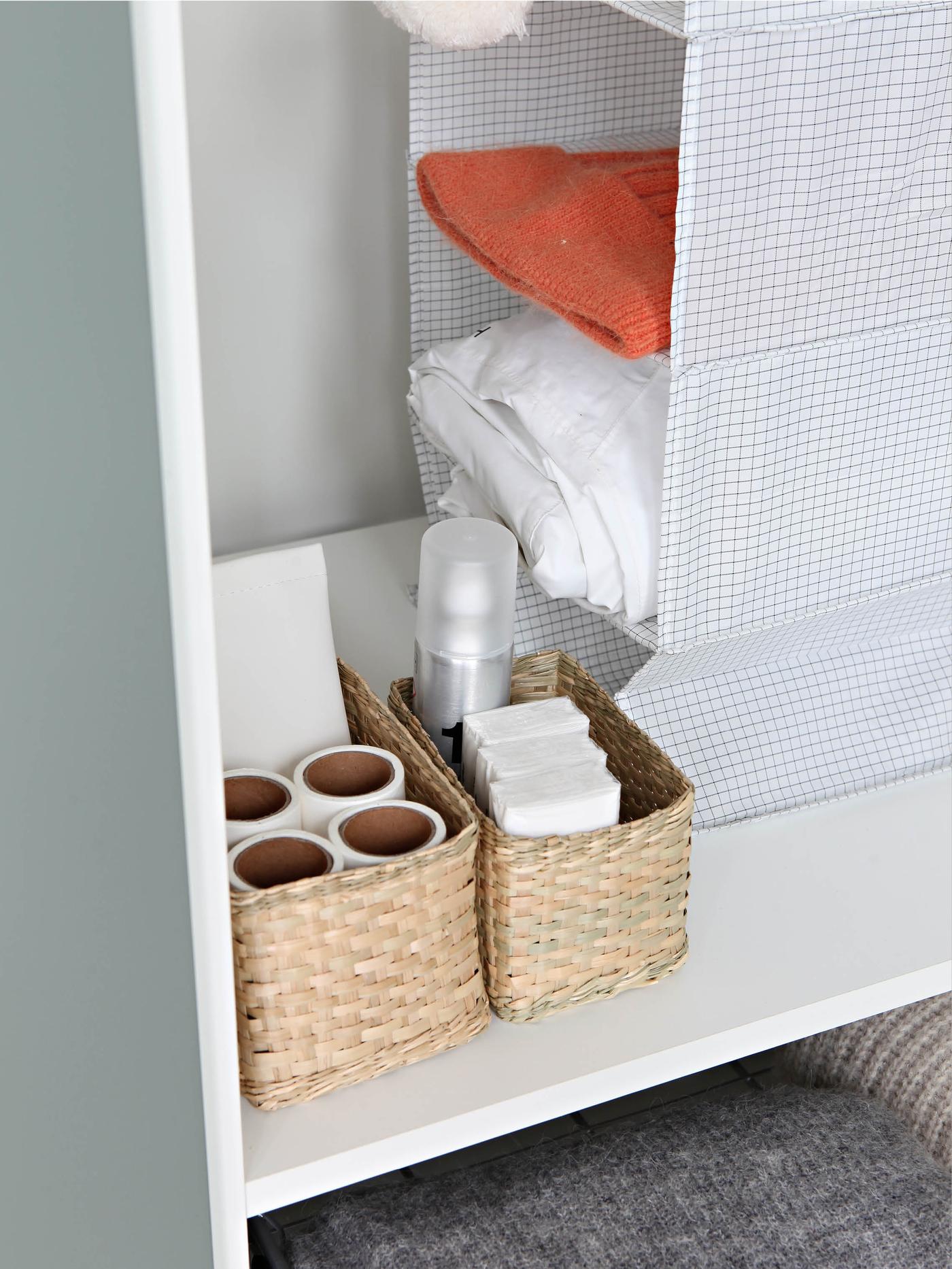 Klesoppbevaring og kurver.