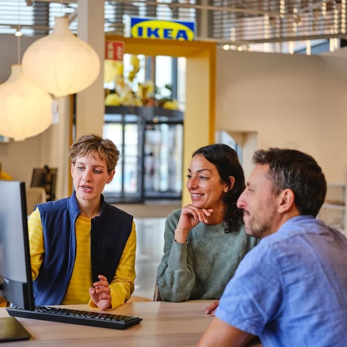 Klienci planujący wnętrze z projektantką IKEA.