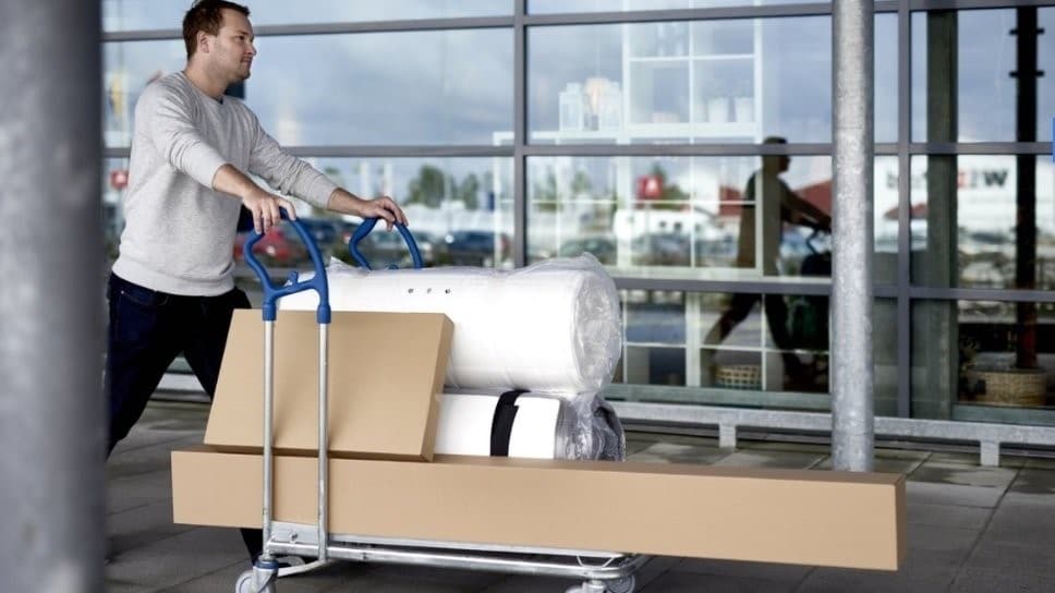 klient IKEA wiezie towar na wózku