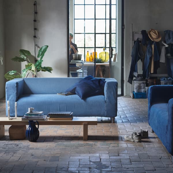 KLIPPAN bank met een hoes van gerecyclede spijkerbroeken