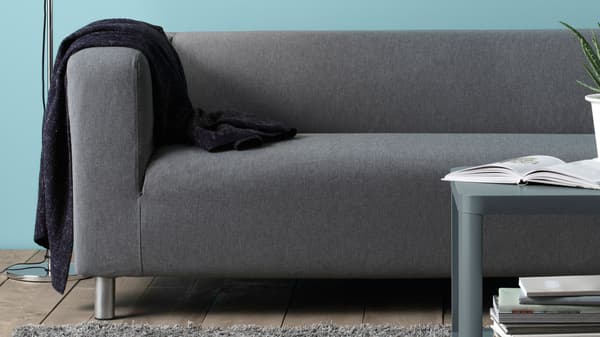 KLIPPAN grå soffa med metallben. 
