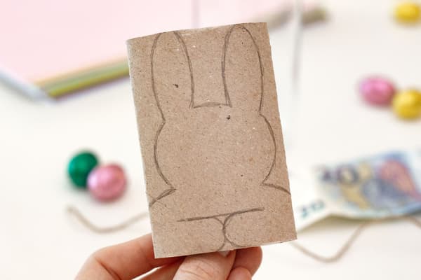 Klopapierrolle mit aufgemaltem Hasen 