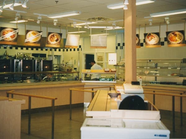 Klopsiki, łosoś i krwisty rostbef, czyli czym pod koniec lat 90. IKEA skradła podniebienia Polaków?