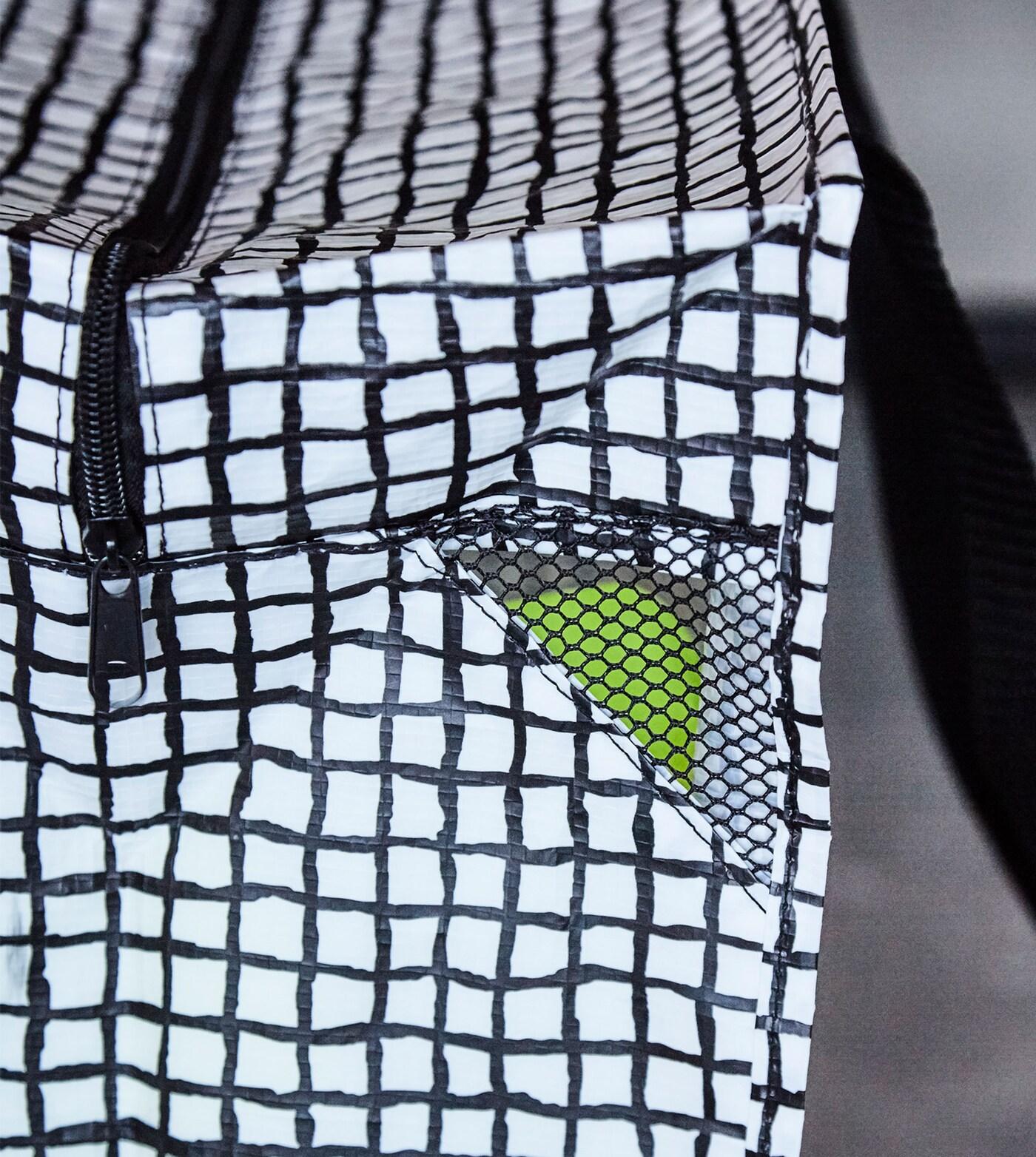 KNALLA Tasche schwarz/weiß mit Sportutensilien.