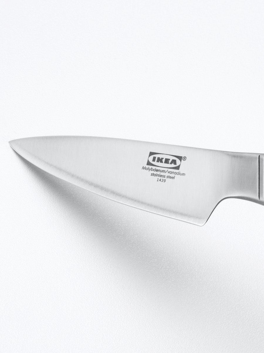 Knife against a porcelain benchtop
