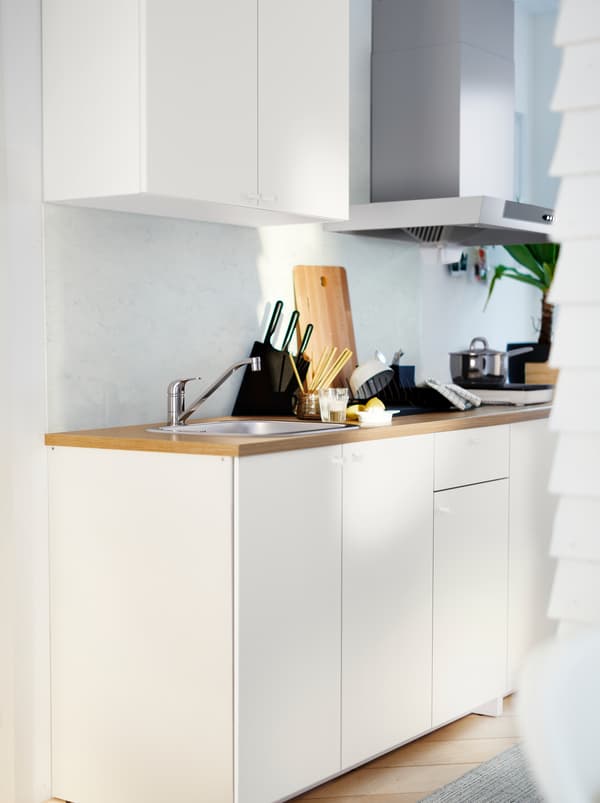 ครัวขนาดเล็ก KNOXHULT/คน็อกซ์ฮุลท์ สีขาวพร้อมท็อปครัวไม้ ต้นไม้ในกระถาง หม้อ มีด รวมทั้งอุปกรณ์ครัวหลายอย่าง