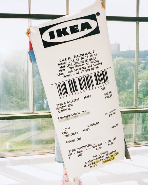 Koberec MARKERAD ve tvaru obří stvrzenky IKEA
