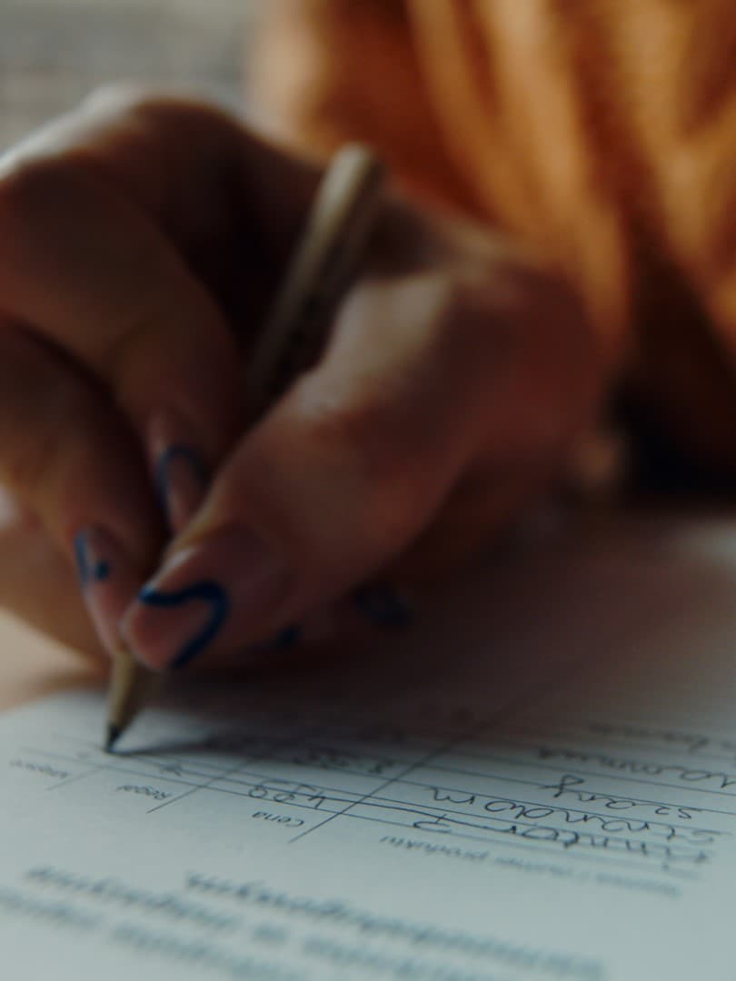 Kobieca dłoń robiąca zapis na liście IKEA