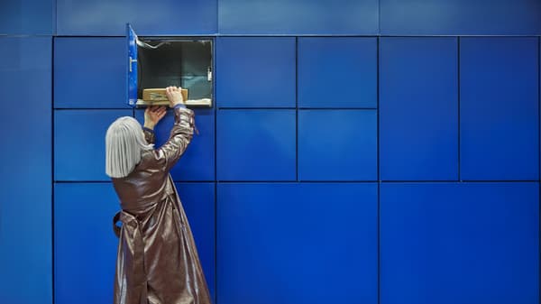 Kobieta odbierająca paczkę ze skrytki