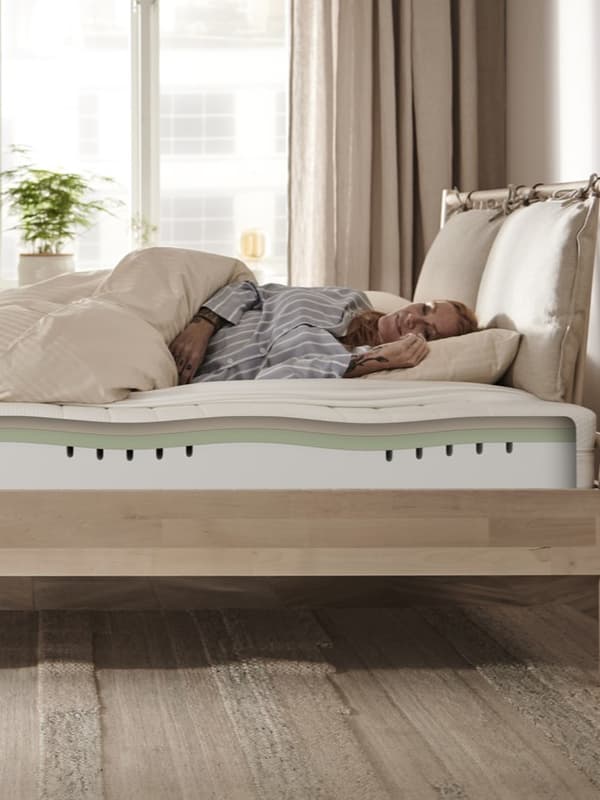 Kobieta śpiący w łóżku z materacem piankowym pokazanym w przekroju.