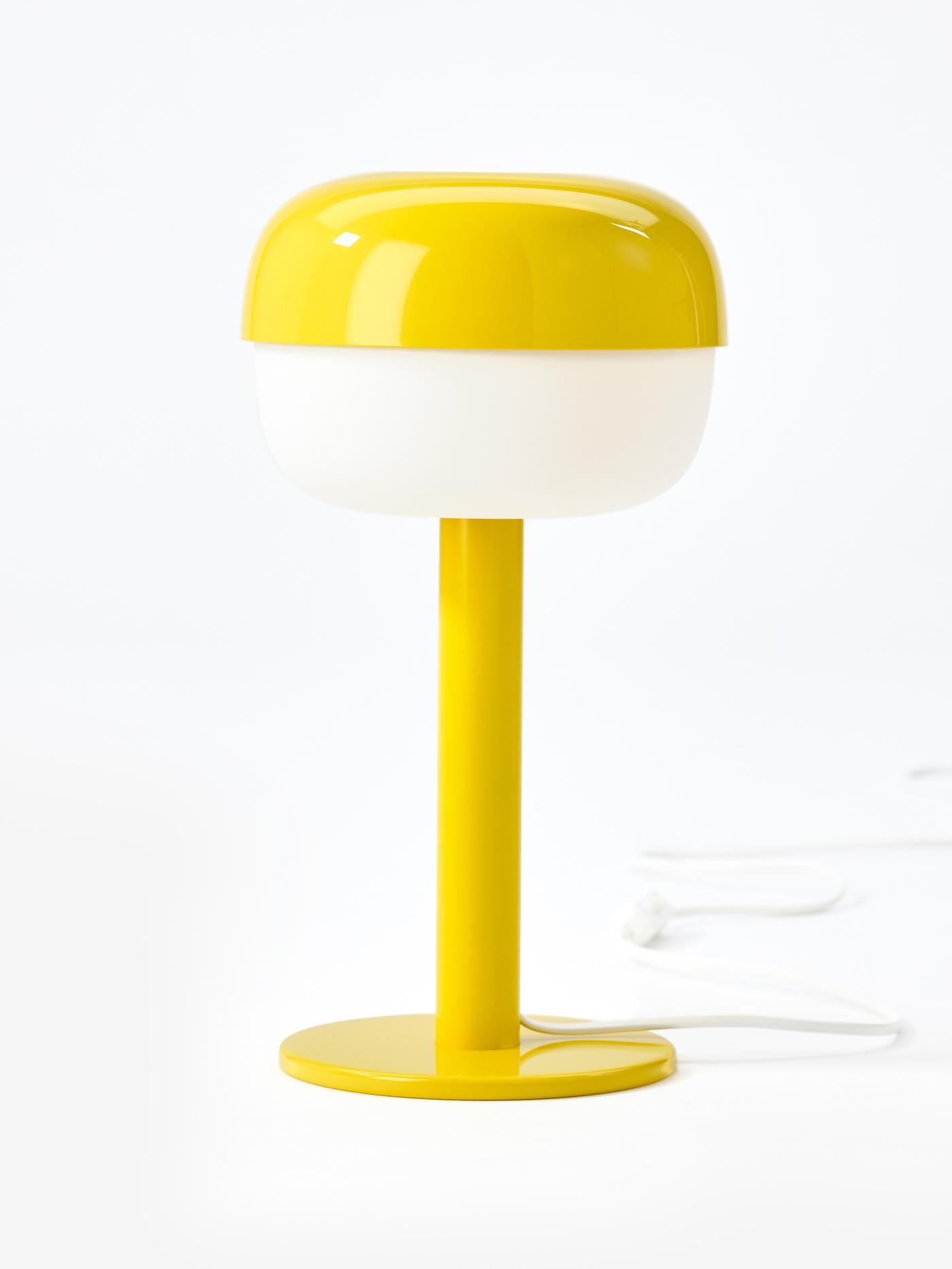 Kobieta w piżamie śpiąca na żółtej poduszce i przykryta żółtym kocem.