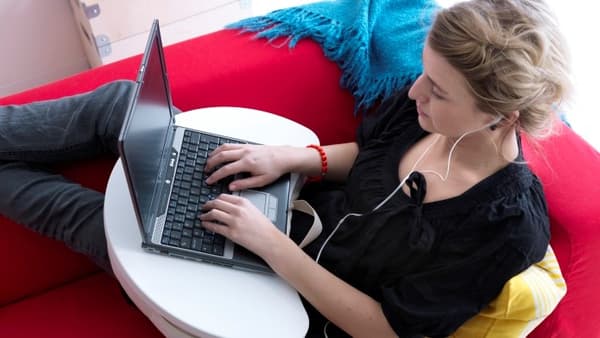 kobieta zamawia meble przez internet