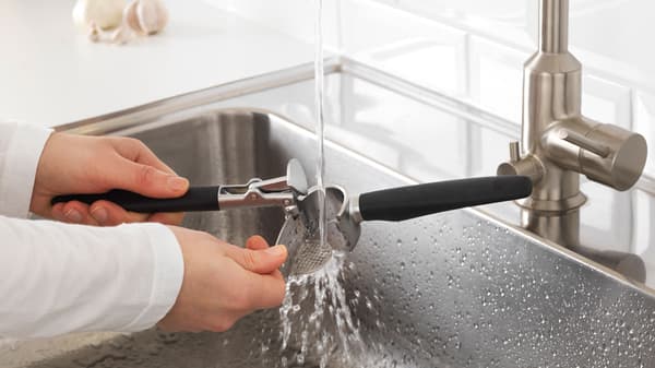 Kochutensilien gründlich reinigen für Hygiene beim Kochen.