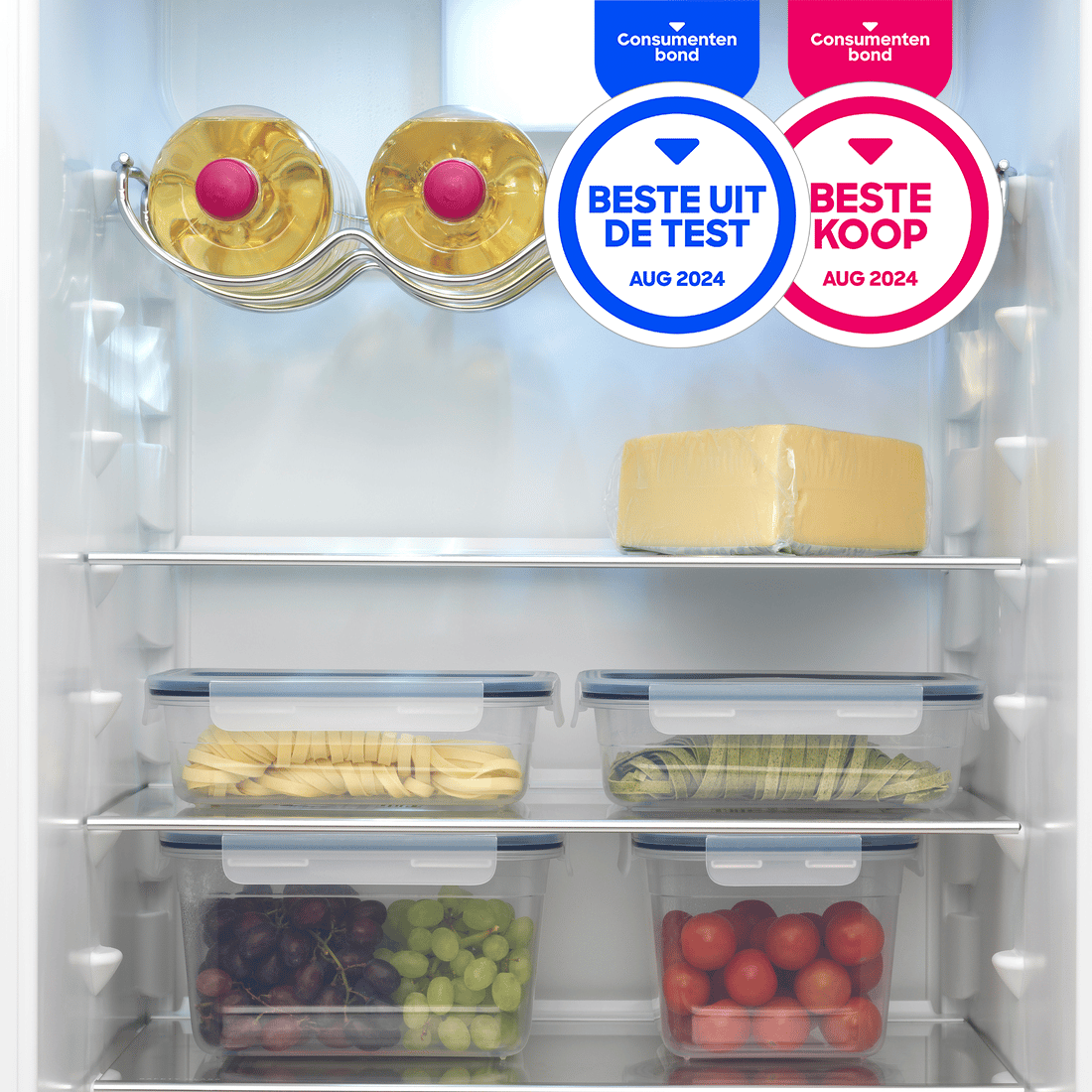 Koelkast met voorraadbakjes en Consumentenbond logo's ‘Beste Koop’ en ‘Best Getest’. 