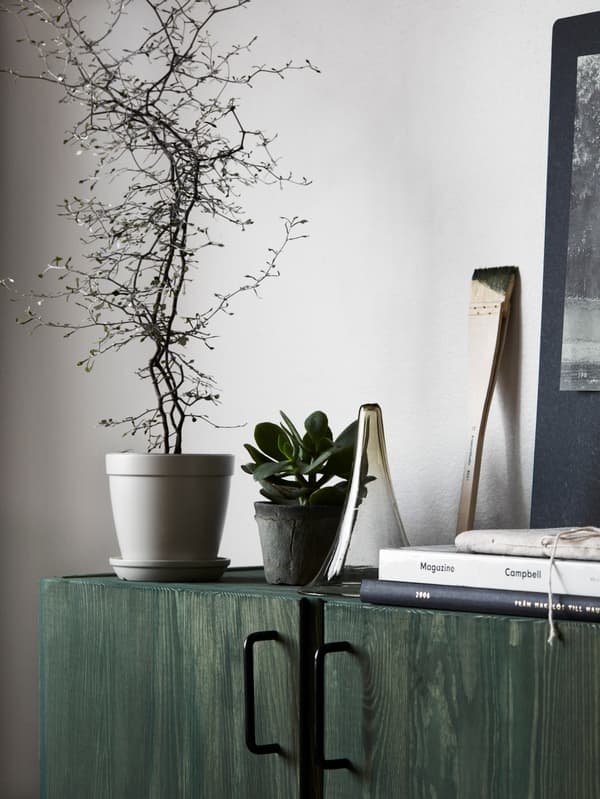 Közeli kép a zöldre festett IVAR szekrényajtókról, így látszik a fa eredeti mintázata. 