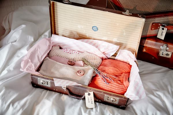 Koffer eignen sich prima für Kleider. Denn genau dafür sind sie doch gemacht! Einfach etwas FRAMSTÄLLA Seidenpapier mit verschiedenen Mustern in Koffer legen, die schon etwas älter sind, ein wenig Lavendel oder Zeder dazu, um Motten fernzuhalten, und fertig ist der ideale Ort für die Sommerkleidung.