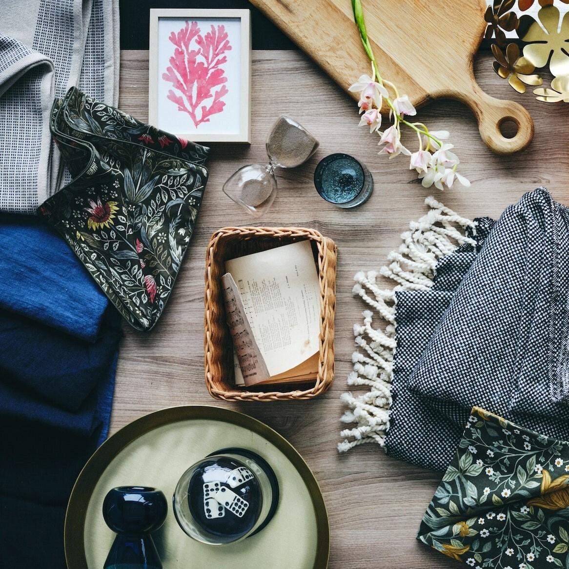 Kolaż produktów, materiałów ułożony na drewnianej podłodze.