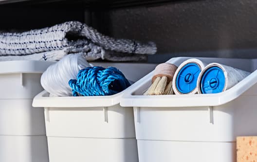 Kolaż trzech różnych sposobów na przechowywanie na balkonie.