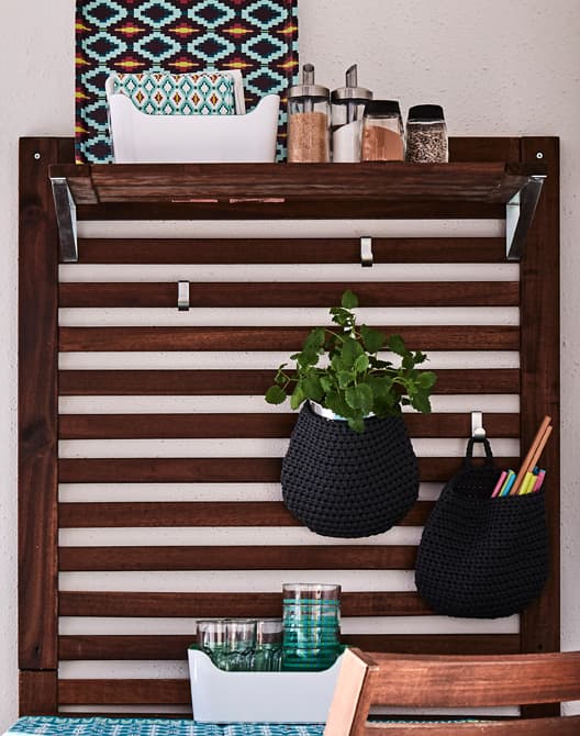 Kolaż trzech różnych sposobów na przechowywanie na balkonie.