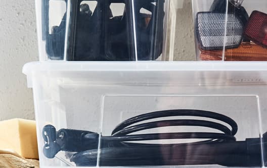 Kolaż trzech różnych sposobów na przechowywanie na balkonie.