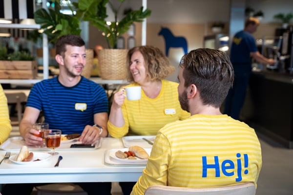 Kolegovia sa bavia v zamestnaneckej kantýne. 